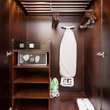 Hotel Radisson Blu Kochi Zewnętrze zdjęcie A hotel room wardrobe with a safe