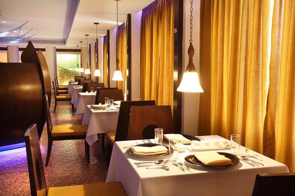 Hotel Radisson Blu Kochi Restauracja zdjęcie The interior of the restaurant