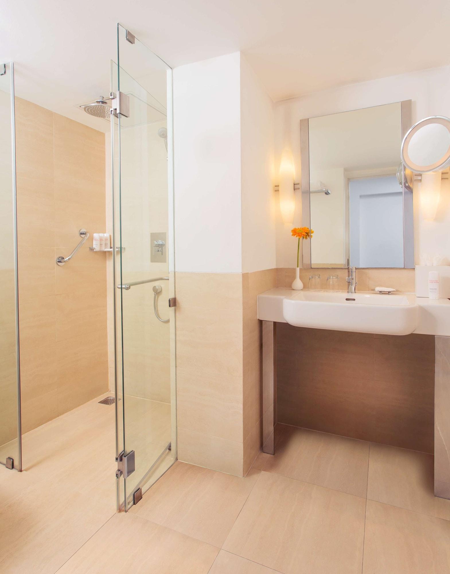Hotel Radisson Blu Kochi Zewnętrze zdjęcie A shower cubicle