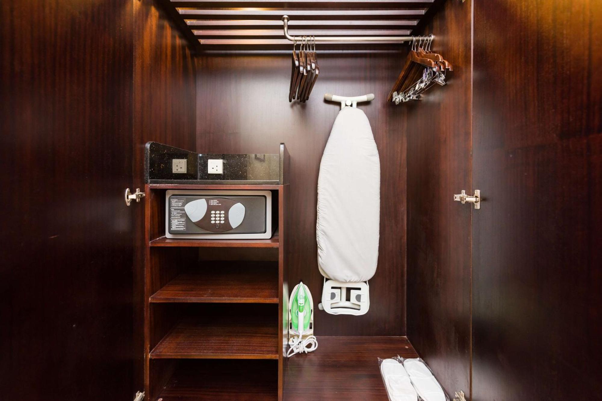 Hotel Radisson Blu Kochi Zewnętrze zdjęcie A hotel room wardrobe with a safe