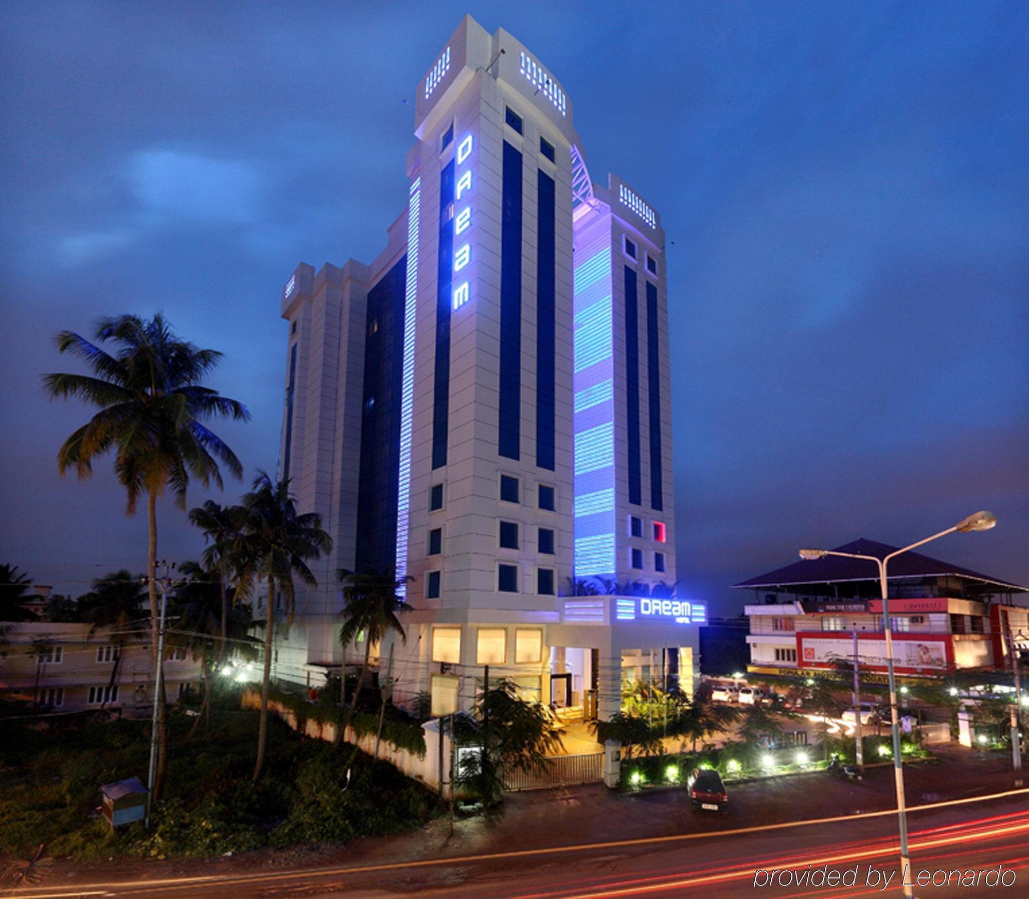 Hotel Radisson Blu Kochi Zewnętrze zdjęcie The Orchid Hotel