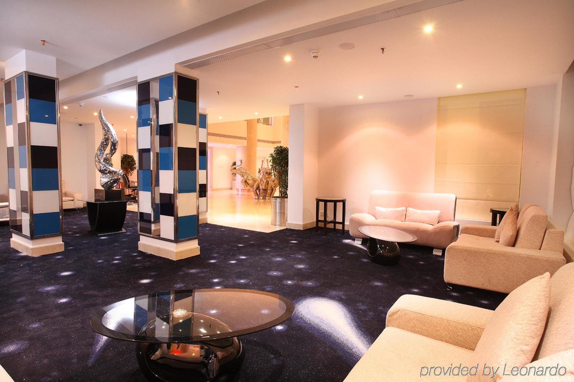 Hotel Radisson Blu Kochi Wnętrze zdjęcie The lobby of the hotel