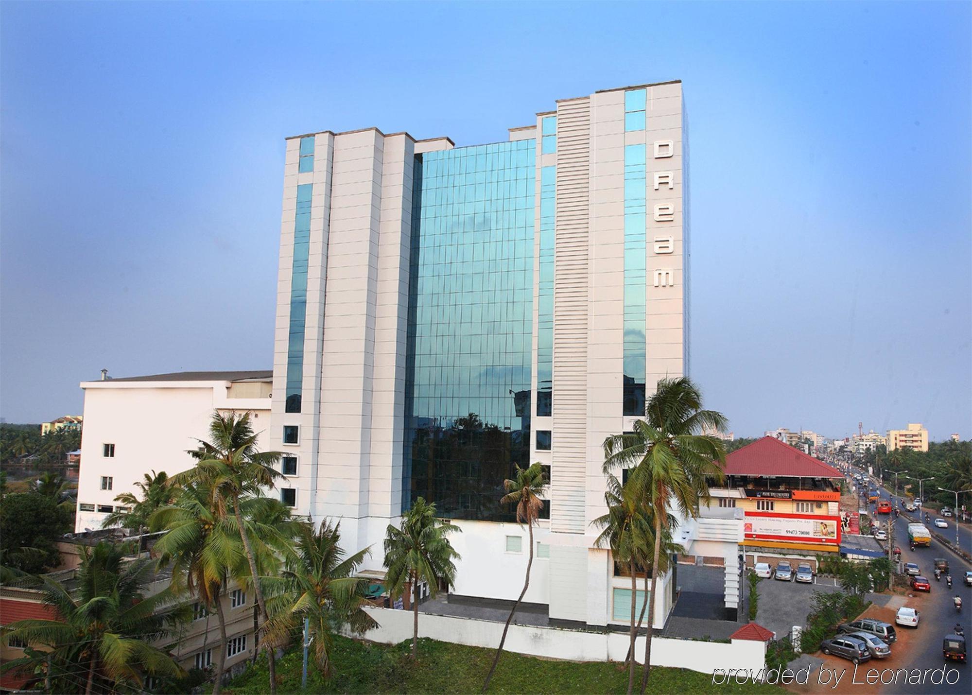 Hotel Radisson Blu Kochi Zewnętrze zdjęcie The hotel in 2011