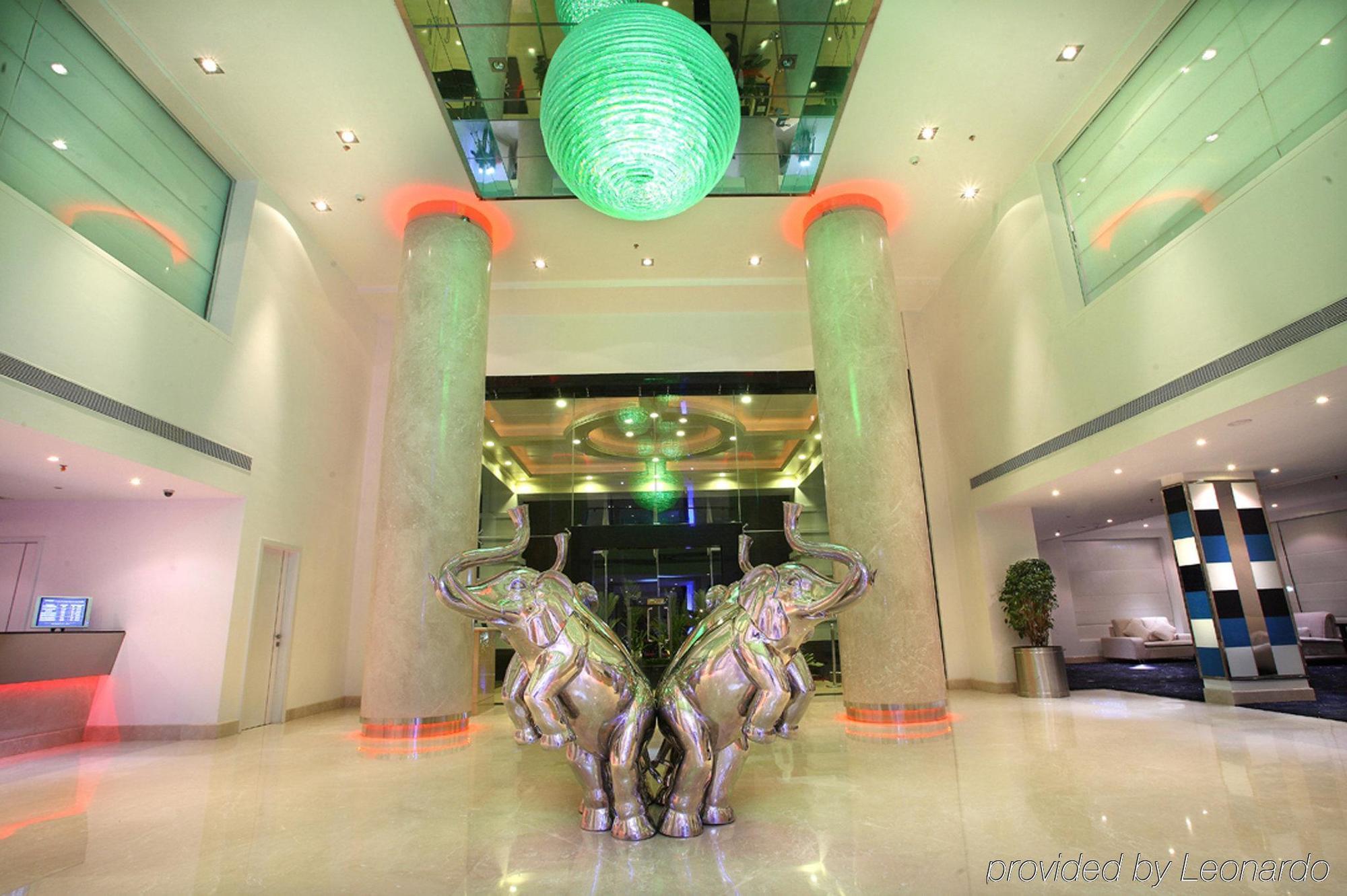 Hotel Radisson Blu Kochi Wnętrze zdjęcie The lobby of the hotel