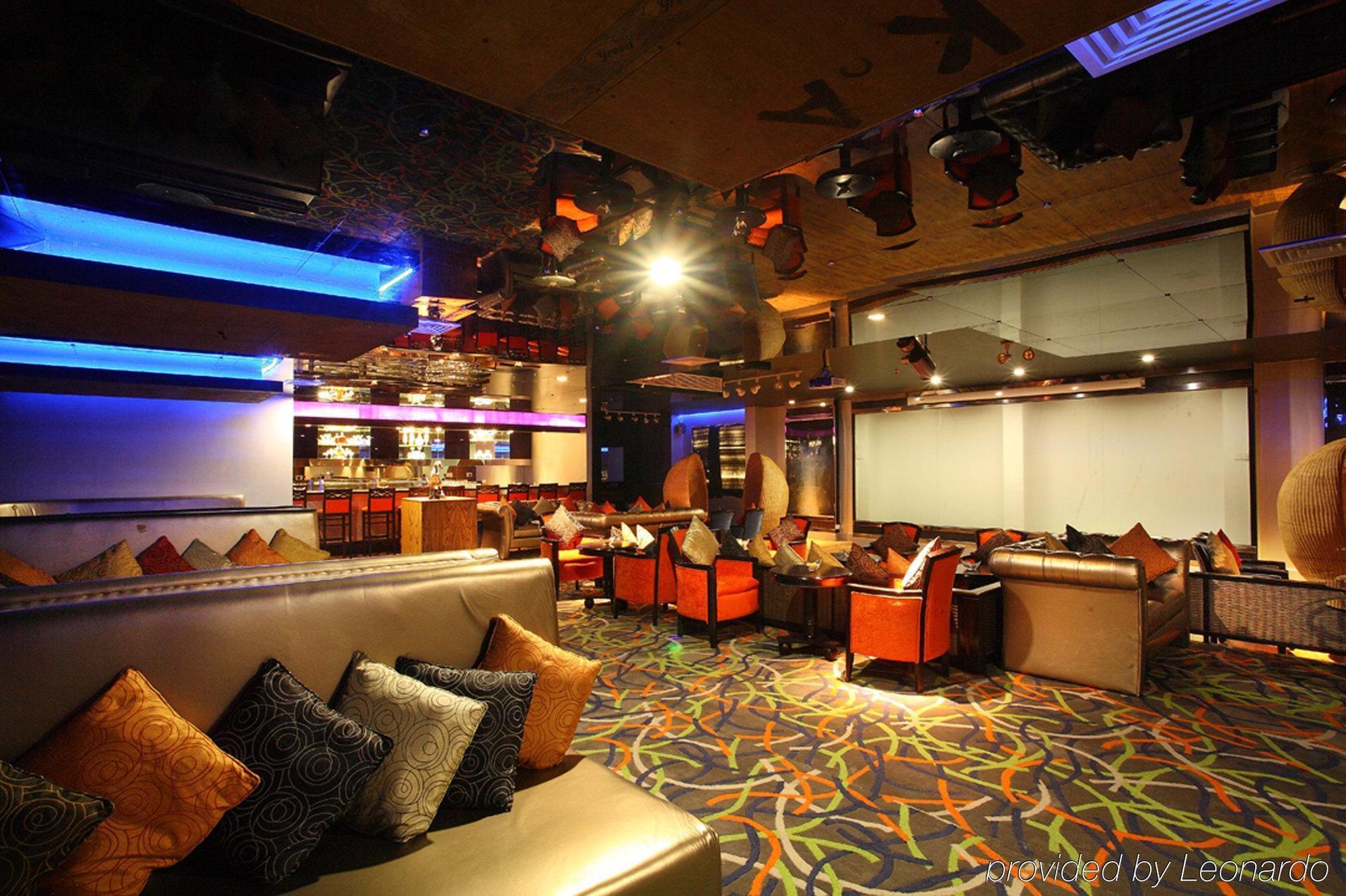 Hotel Radisson Blu Kochi Wnętrze zdjęcie The interior of the club
