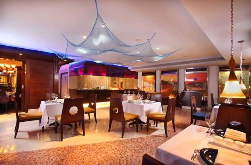 Hotel Radisson Blu Kochi Restauracja zdjęcie The interior of the restaurant