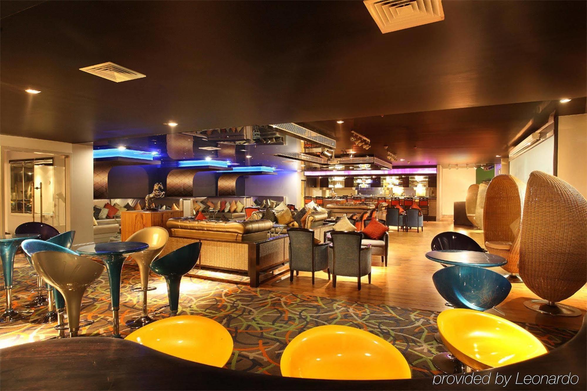 Hotel Radisson Blu Kochi Zewnętrze zdjęcie The interior of the restaurant
