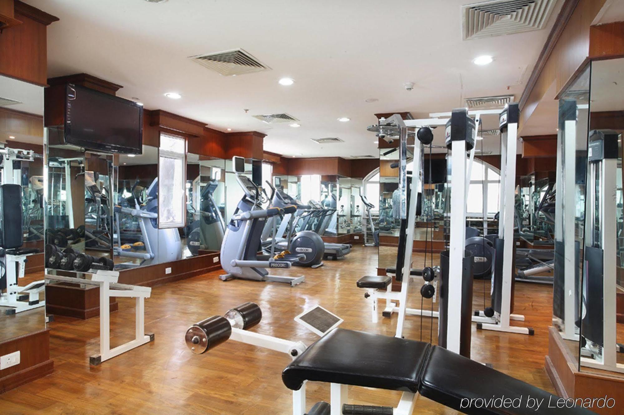 Hotel Radisson Blu Kochi Udogodnienia zdjęcie The gym at the hotel